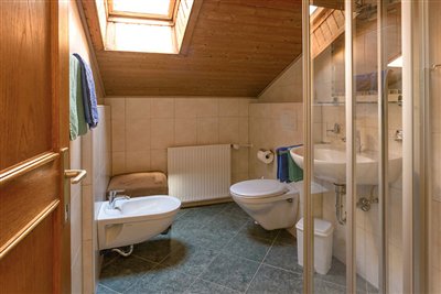 Bathroom of the attic flat of the Waldsamerhof