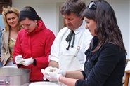 Guest visiting the "teaching dairy" at the Waldsamerhof